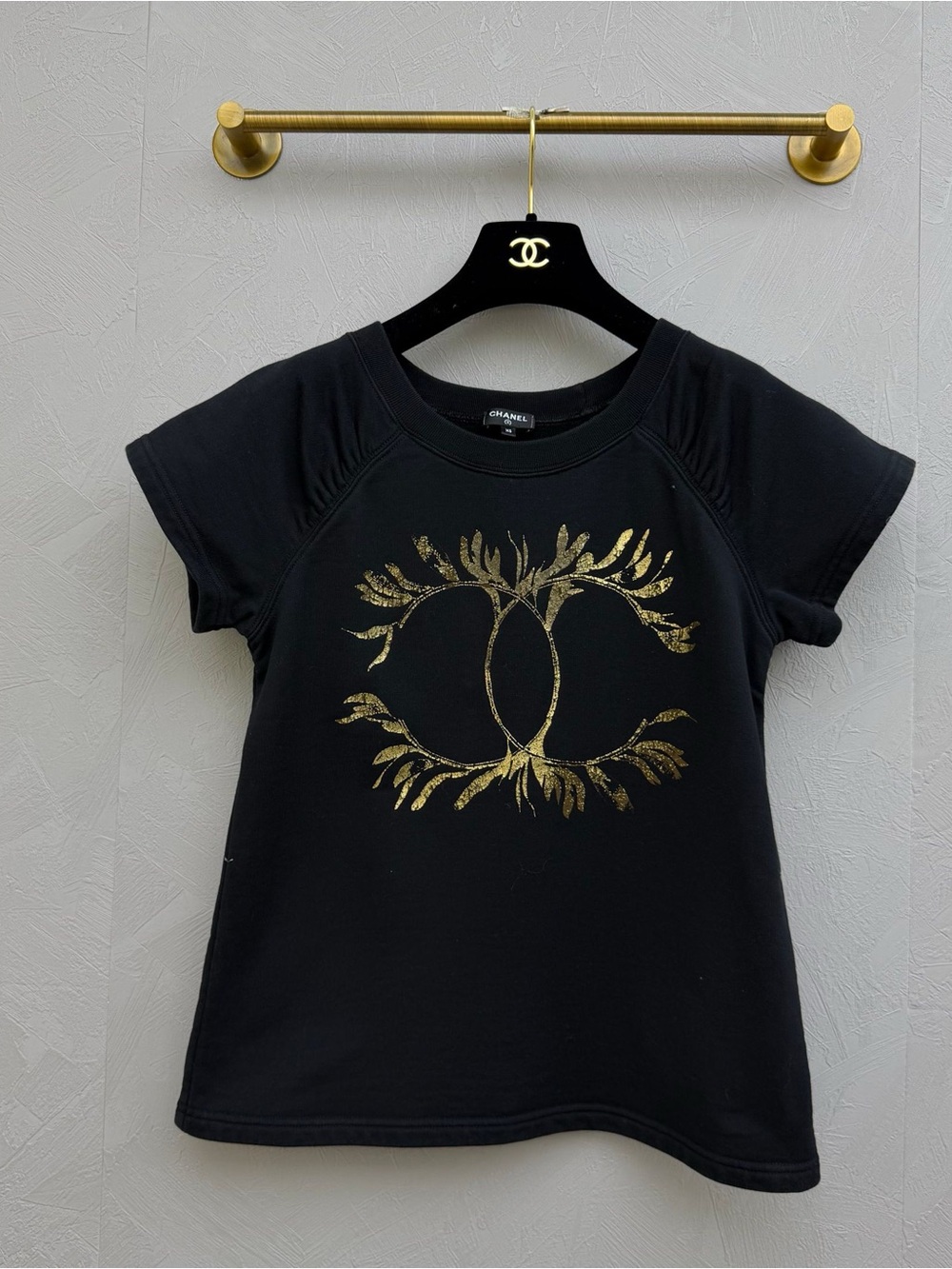 🚩steal CHANEL Black Short-Sleeve Tee with Gold Decorative Logo